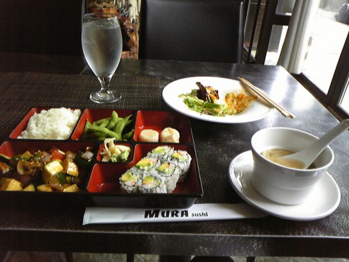 日本食レストラン「村」発見。早速昼食。