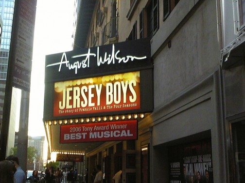 今晩も、ミュージカルを見るべく、タイムズスクエアーのチケットへ。  「ジャージーボーイ」のチケット、５０％オフ。