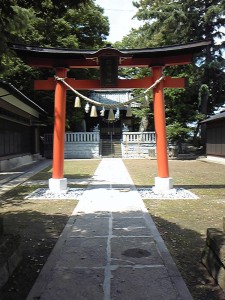 文教大学の敷地の真ん中に「五社稲荷神社参道」こじんまりした神社がありました。